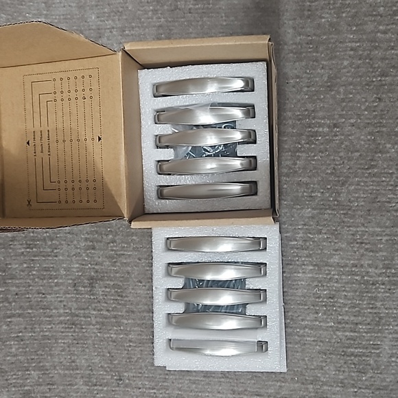 Cabinet pulls - Picture 2 of 5